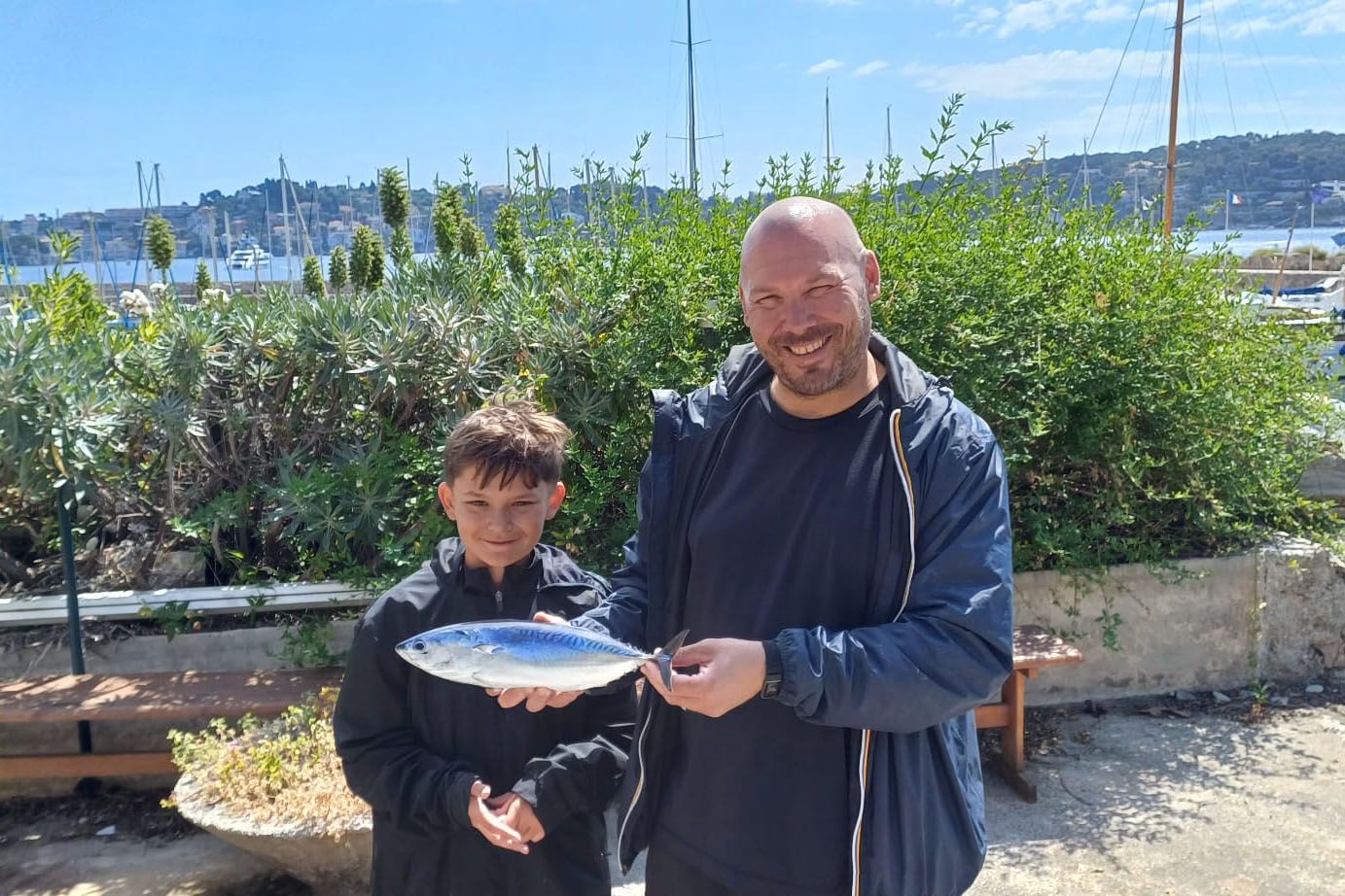 Mickaël et Timéo avec leur bonite de plus d'un kg