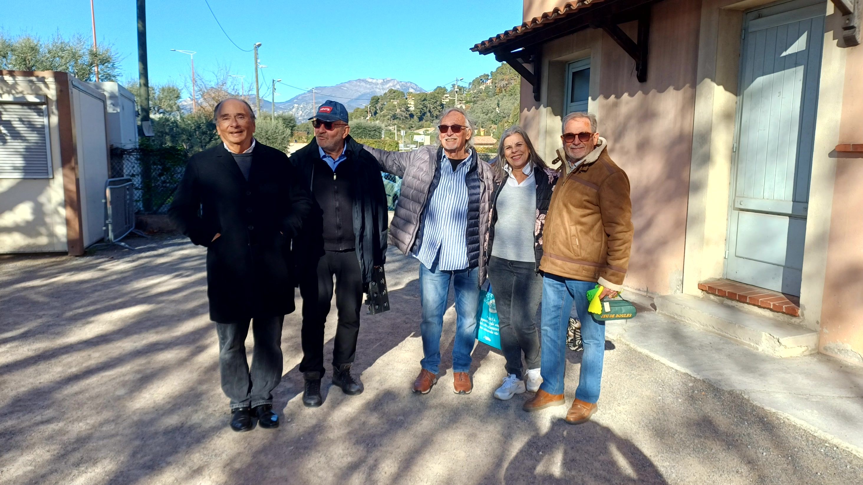 Joyeuse partie de pétanque dans la matinée