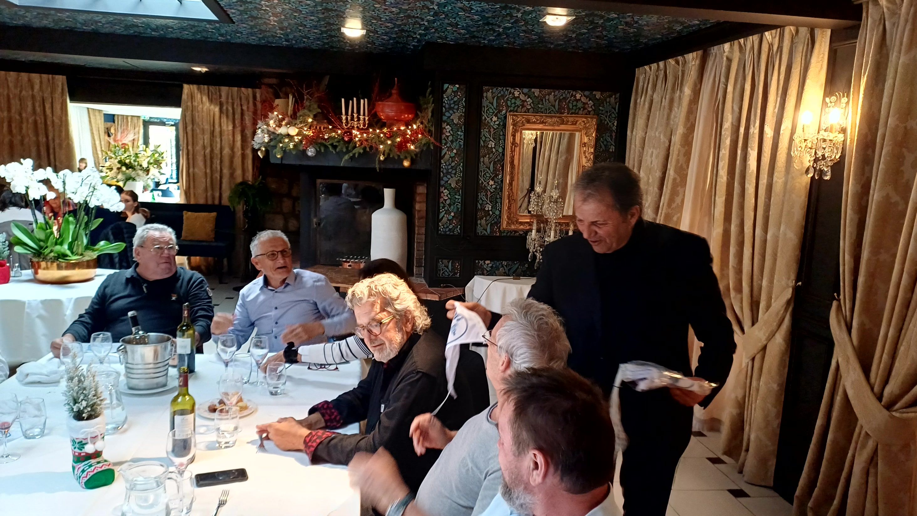 Le Président MOYA offre un fanion pour chaque bateau