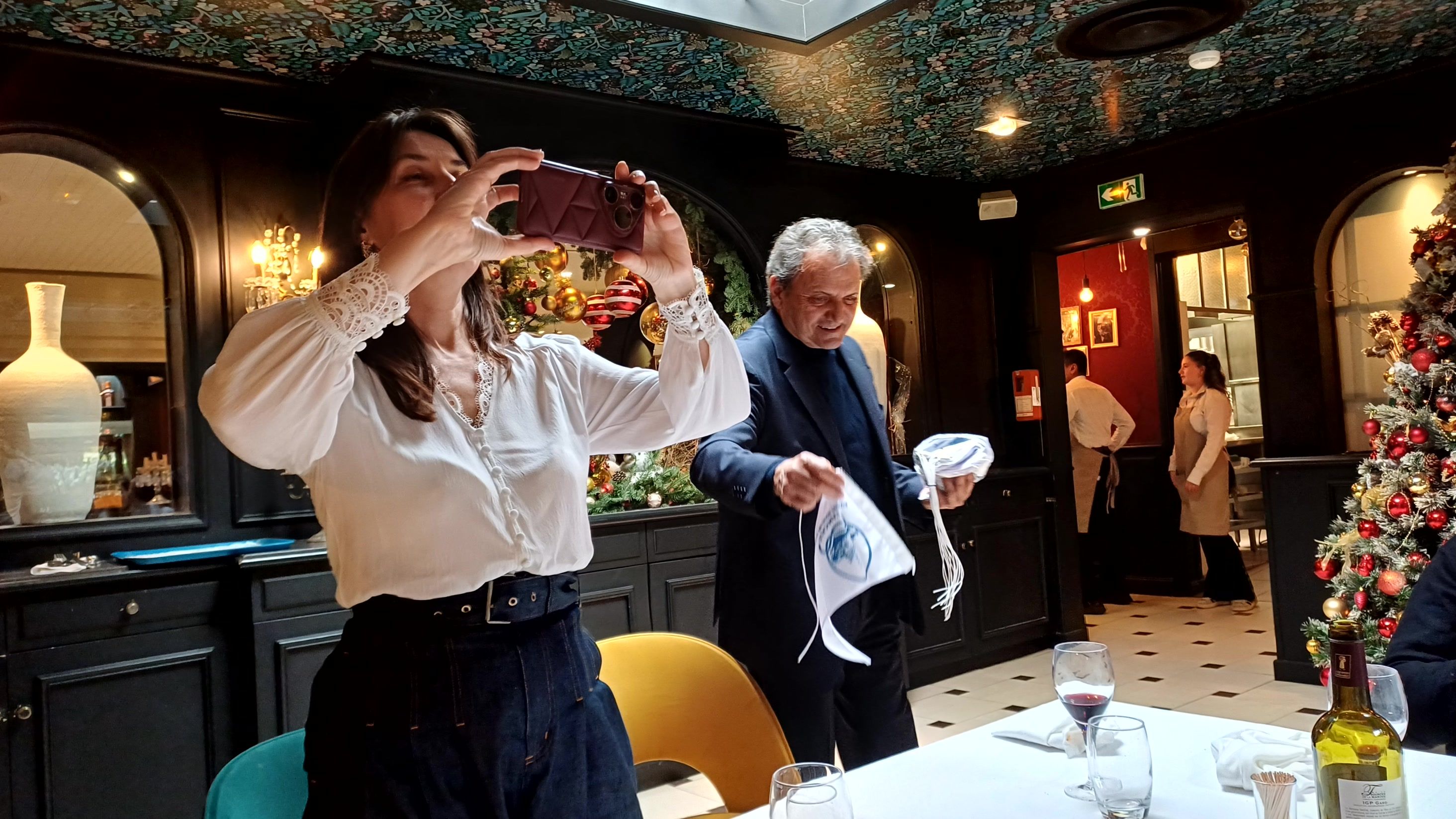 Le Président MOYA offre un fanion pour chaque bateau