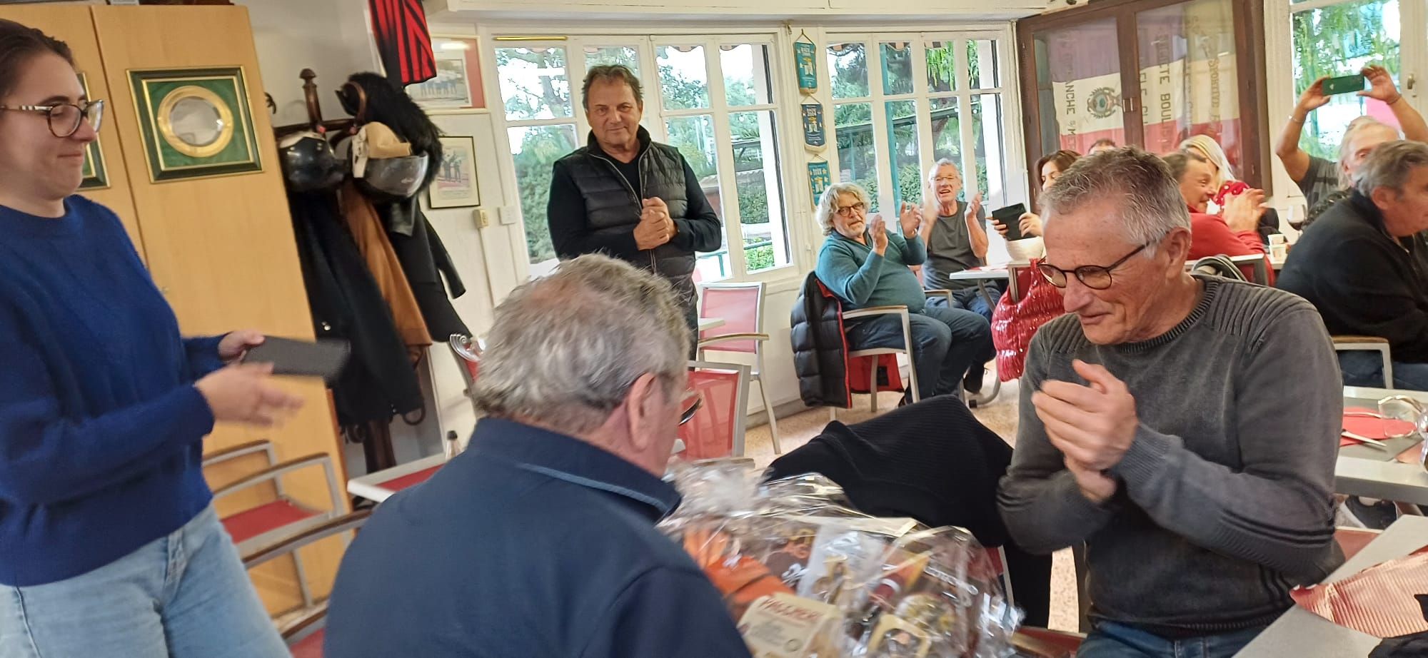 Le Président Francis MOYA honore avec toute l'Assemblée Franck ROCCO