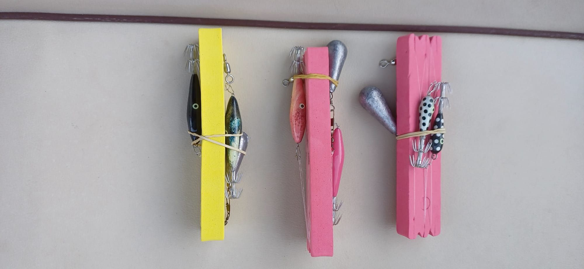 Trois lignes montées pour pêcher le calamar