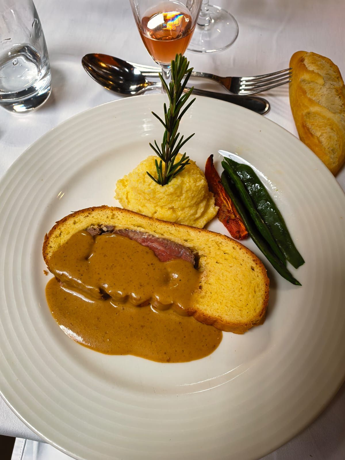 Plat principal: filet de bœuf en croûte viennoise accompagné d’une crème de cèpes